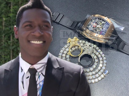 0118-antonio-brown-jewelry-tmzsports-01