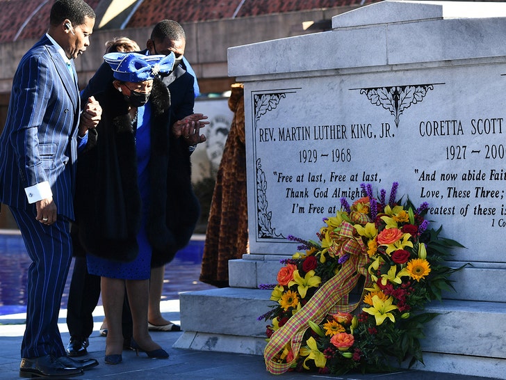 Martin Luther King Jr S Family Lays Wreath On His Tomb