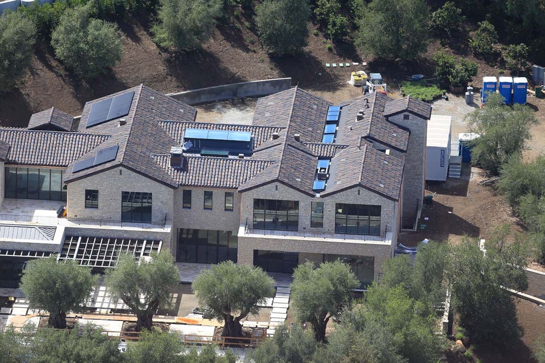 x17_kylie_jenner_aerial_090726_19