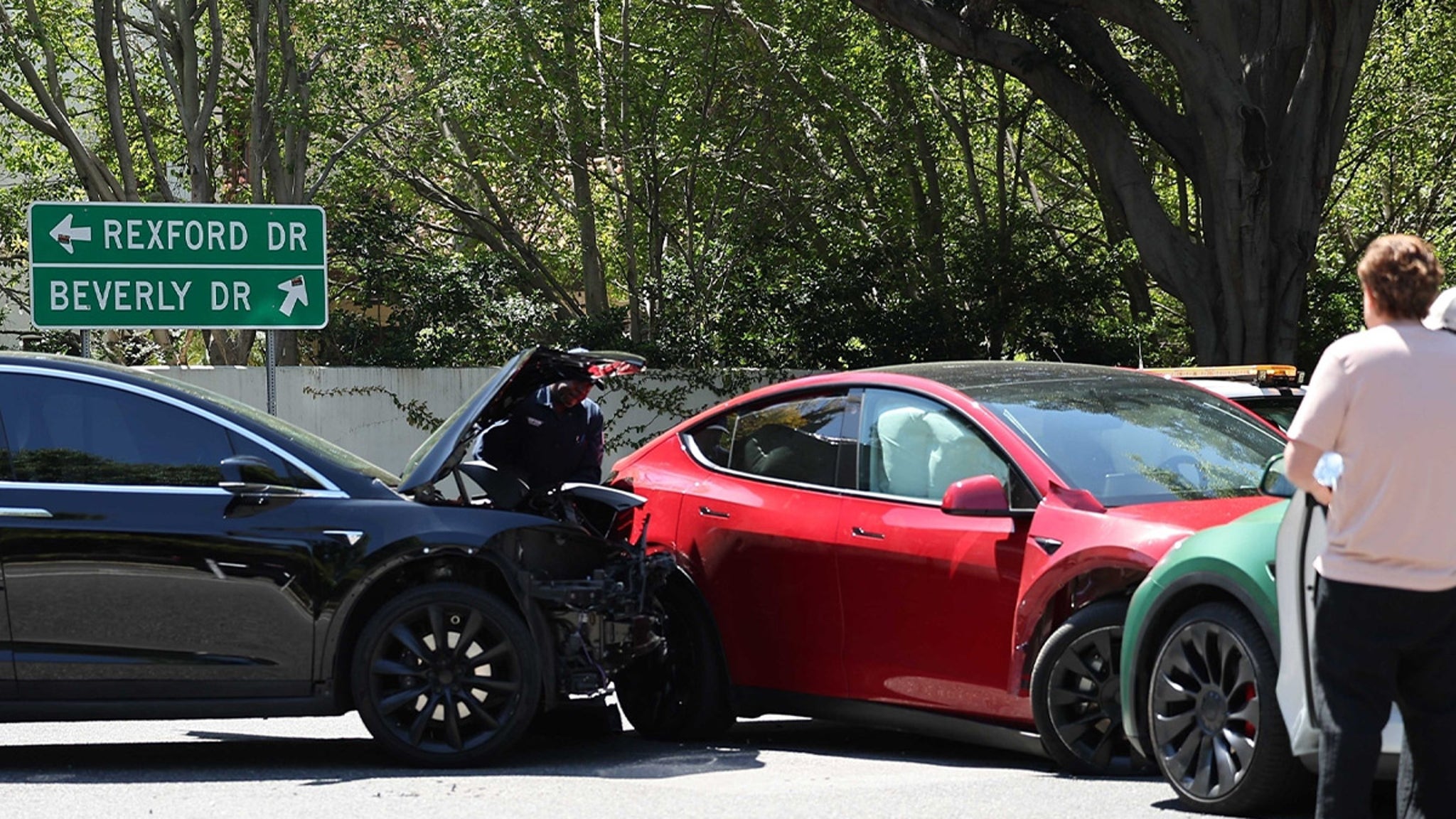 Colapso triplo de todos os carros Tesla em Los Angeles e envolvimento de um produtor de Hollywood