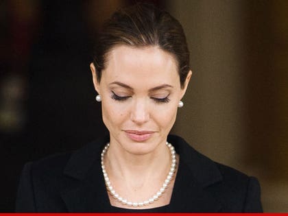 0513_angelina_jolie_01