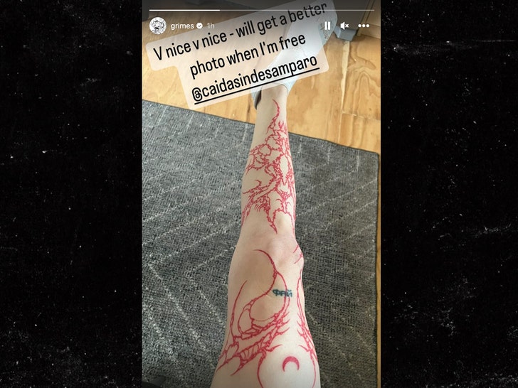 Grimes Kırmızı Mürekkeple Tam Boy Bacak Dövmesi Yaptı