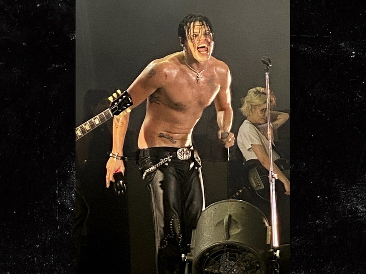 YUNGBLUD performing in san diego backgrid 1