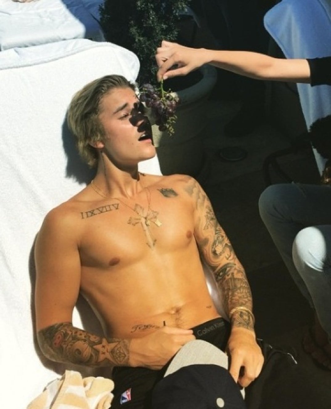 0229_justin_bieber_shirtless08