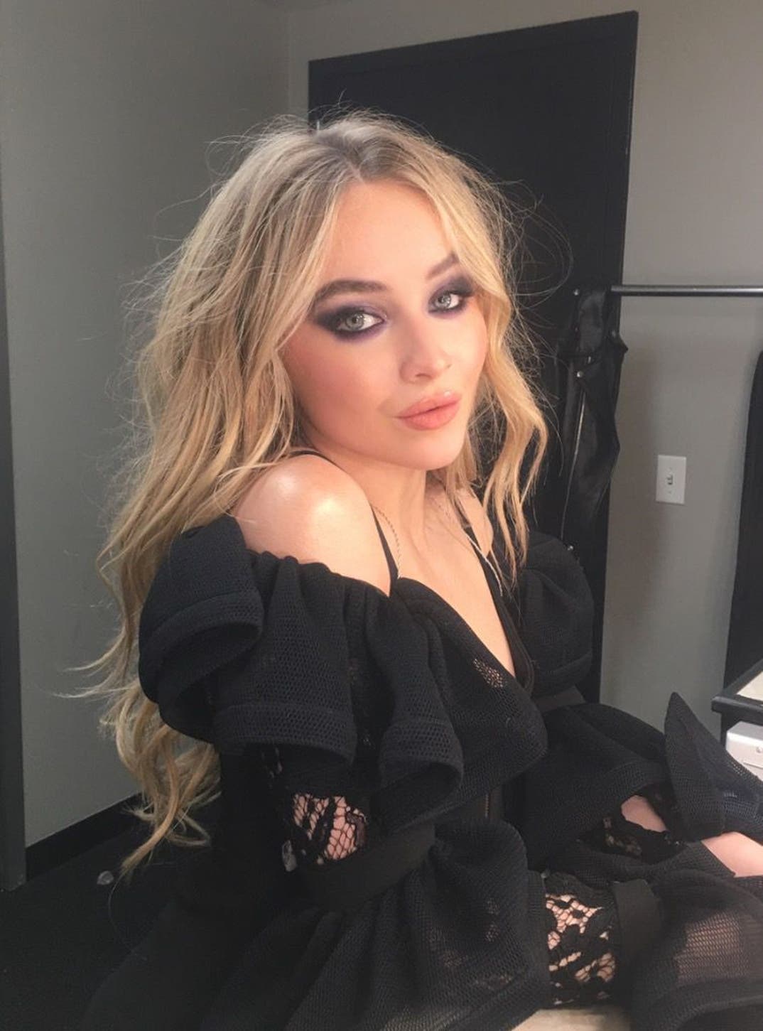 Sabrina-Carpenter-hot-shots-04