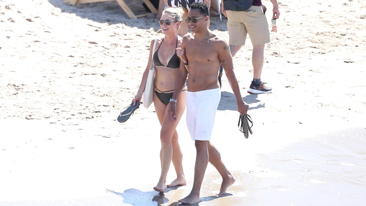 Amy Robach & T.J. Holmes Pack On PDA On Mexican Vacation, Drink Beers On Beach