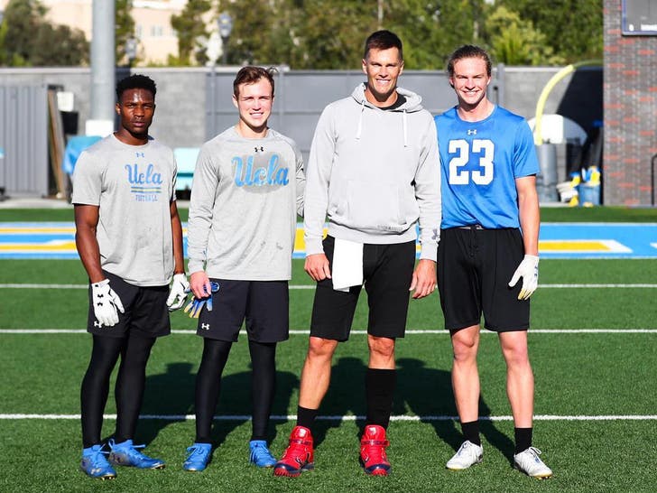 Tom Brady, Rob Gronkowski throw during private workout at UCLA campus 