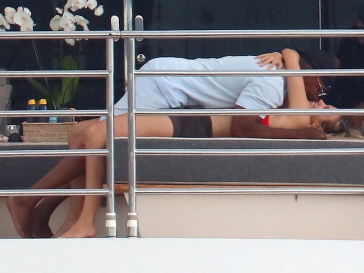Jamie Foxx Makes Out with Hot Blonde on Yacht.jpg