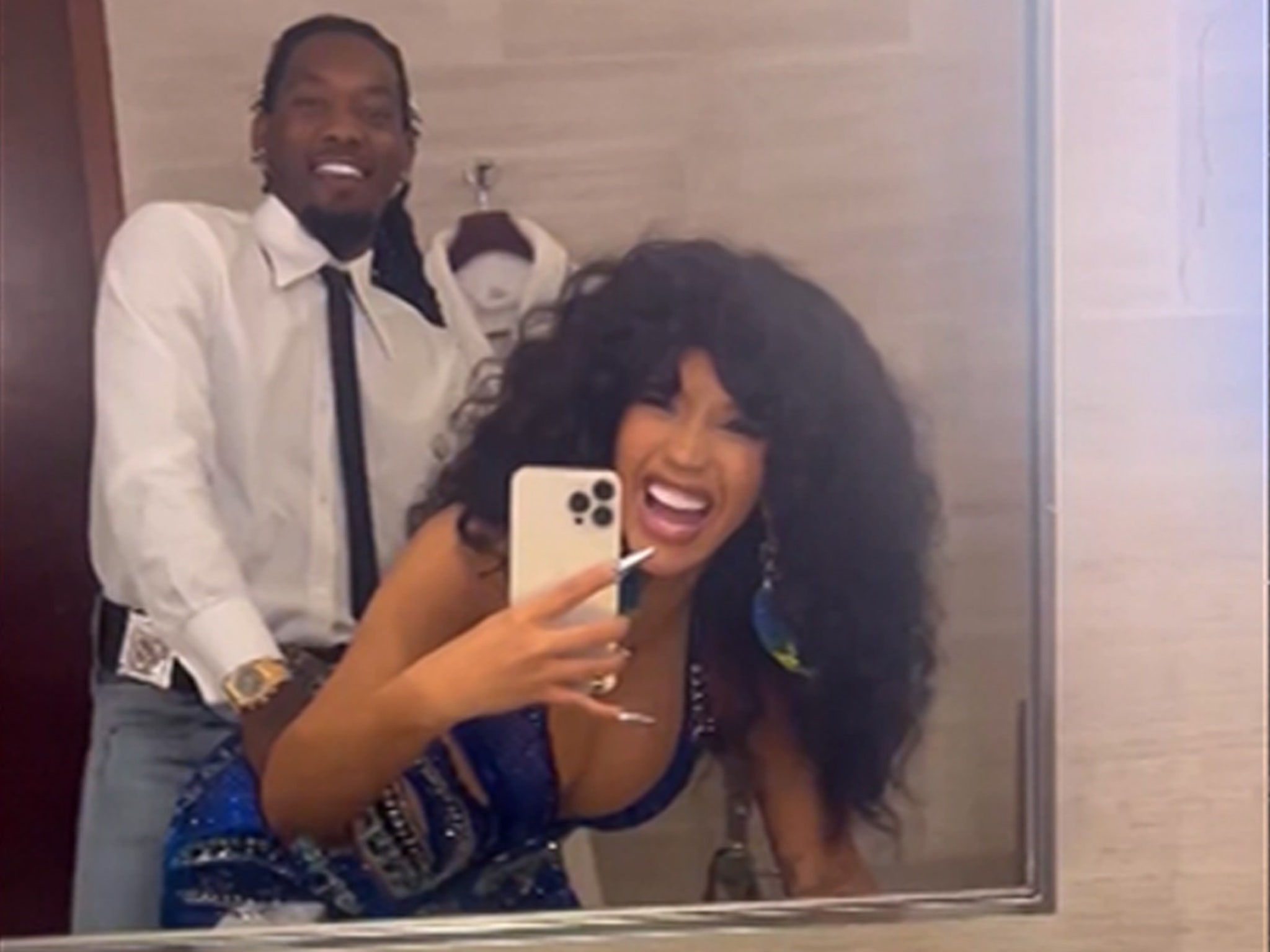 Little Champs Full Sex - Cardi B Shares Raunchy Clip From VMAs, Pretends to Bang Offset in Bathroom