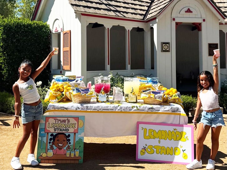 0829-Khloe-Kardashian-Limonade-Stand-Sub-1