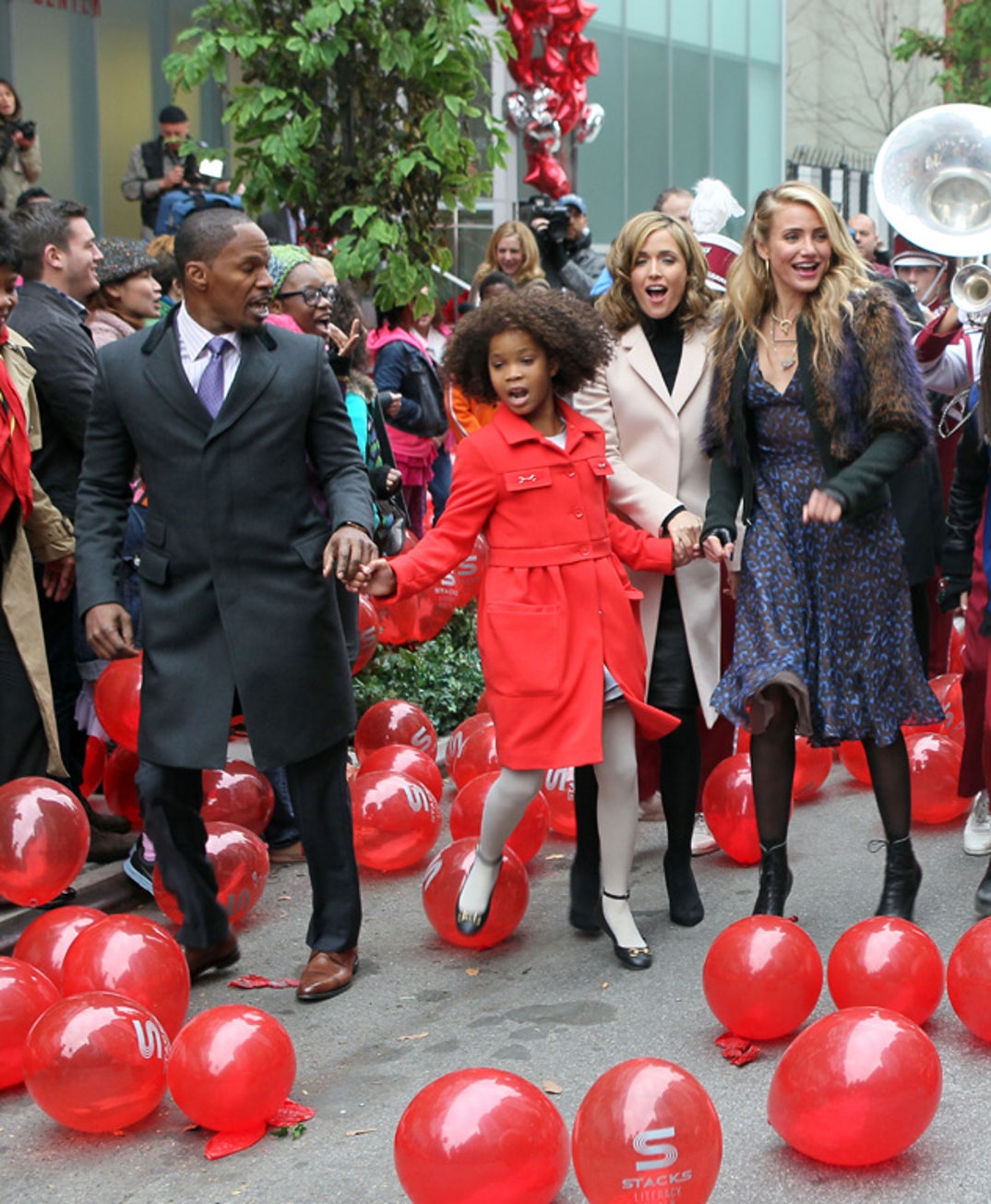 quvenzhan wallis annie red dress Annie 2014 - Quvenzhane Wallis, Jamie Foxx, Rose Byrne