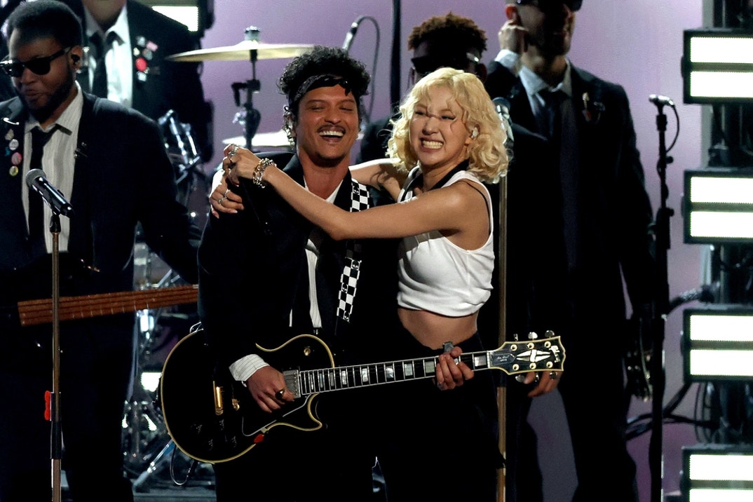 Rosé and Bruno Mars Grammys Performance 3