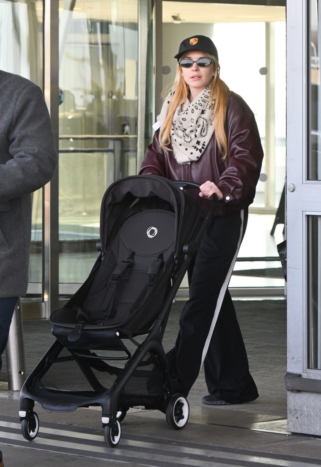 Lindsay Lohan Arrives NYC 4