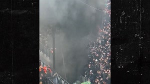 Se declara un incendio detrás de la portería durante un partido de la final holandesa de fútbol