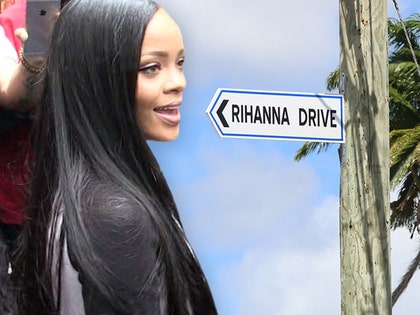 1129-rihanna-rihanna-drive-tmz-mega-01