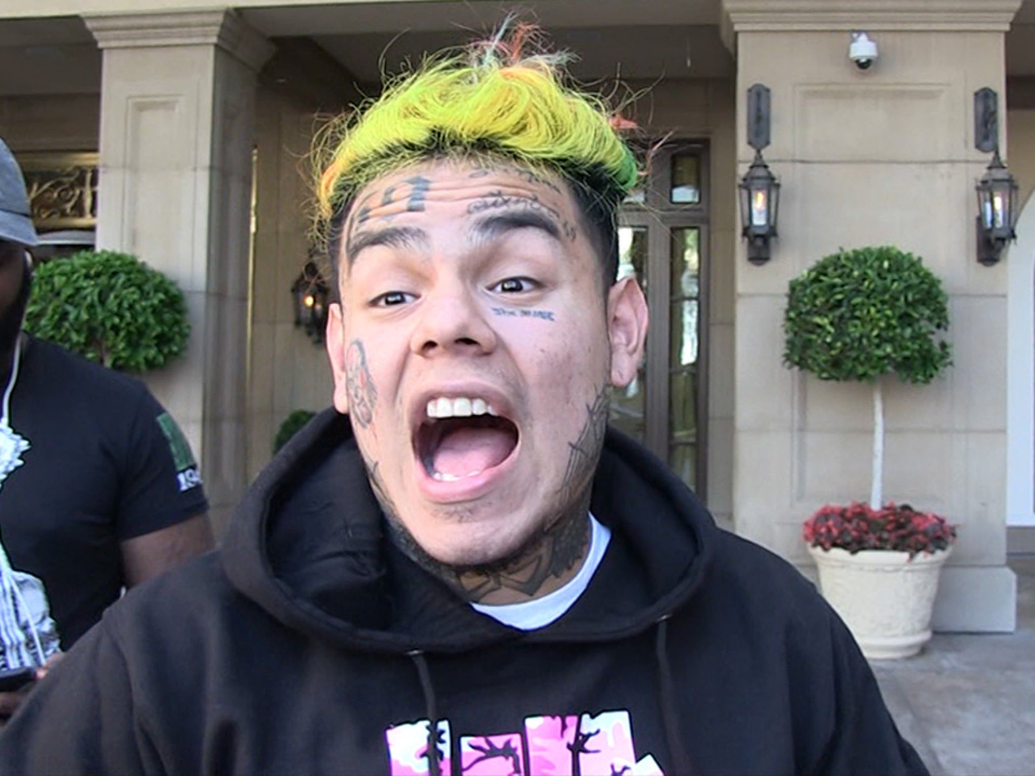 Tekashi 6ix9ine Appears To Order Hit On Chief Keef S Cousin In