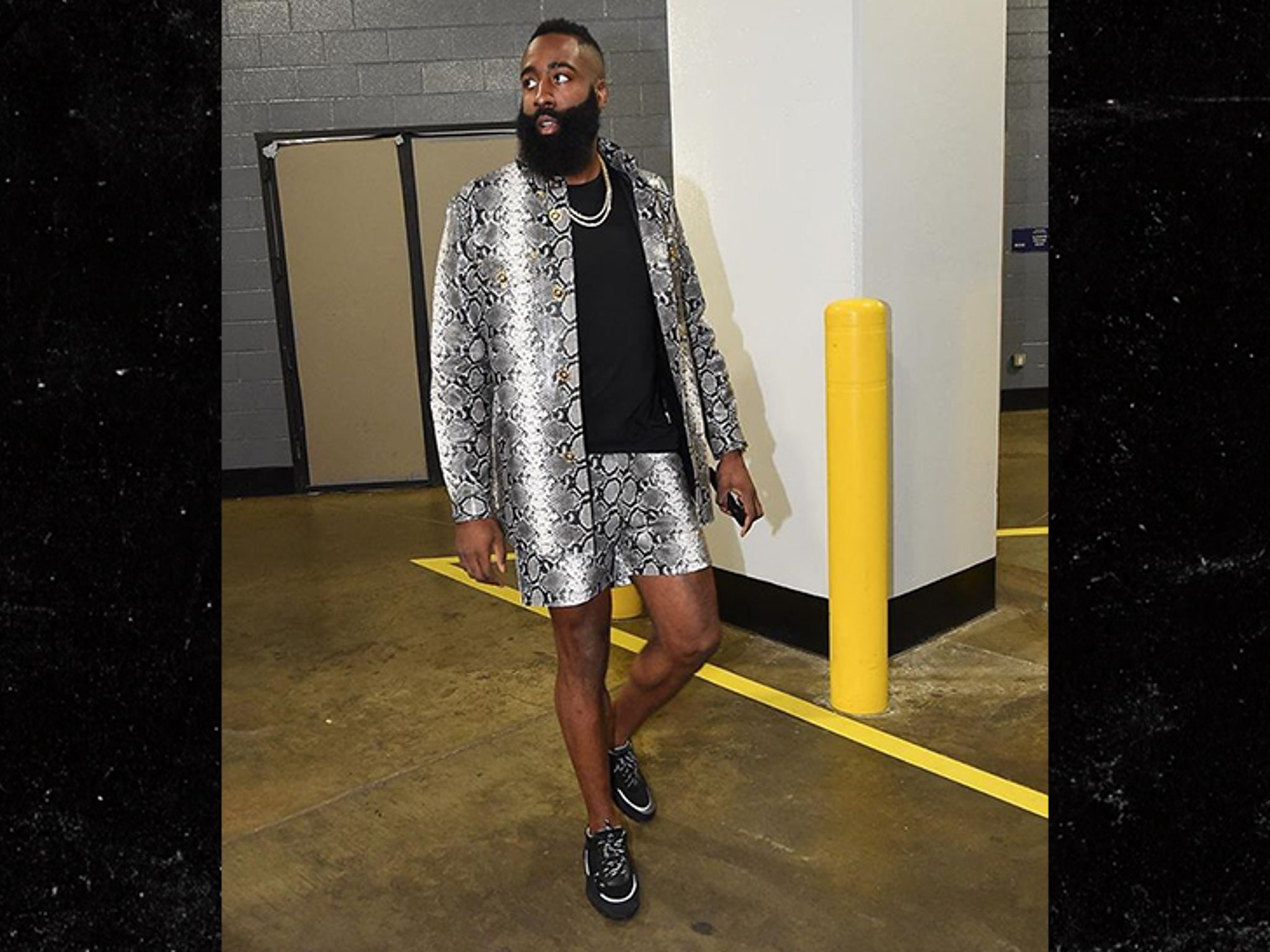 Twitter conflicted about LeBron donning shorts suit ahead of Game 1 |  theScore.com