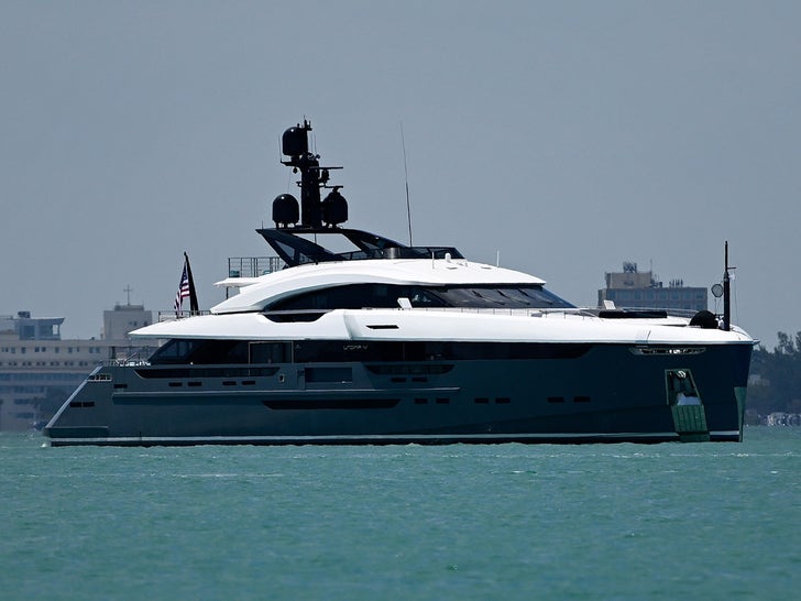 0506-Kylie-Jenner-et-Hailey-Bieber-Waring-Bikinis-On-A-Yacht-In-Miami-Prrimaire-3