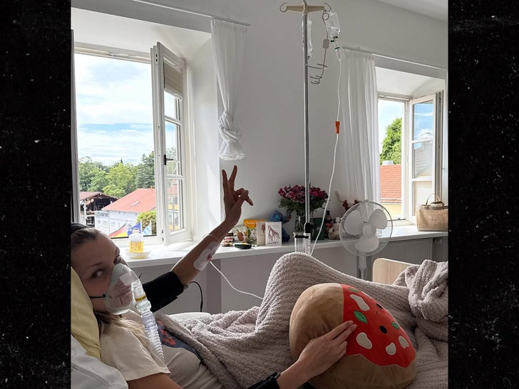 0917-Bella-Hadid-Hospital-PRIMARY-3