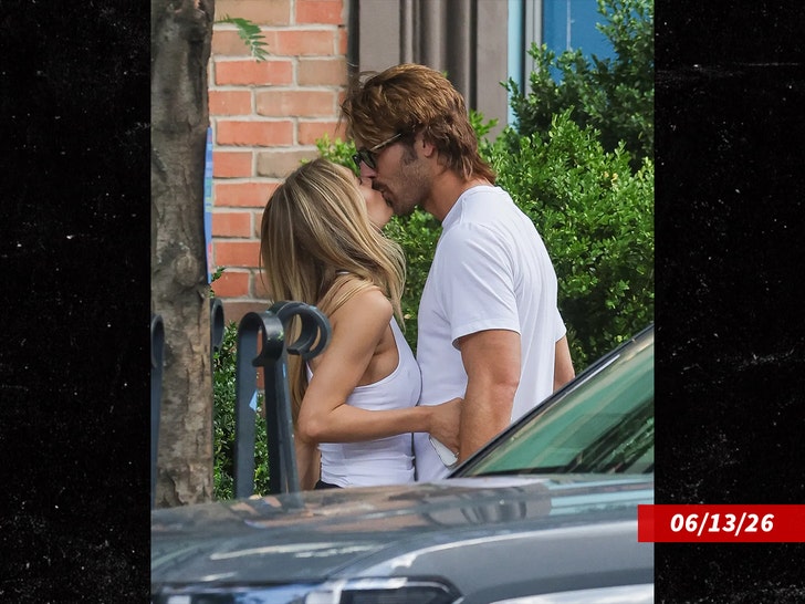 sub-Glen-Powell-and-Michelle-Randolph-the-image-direct-1