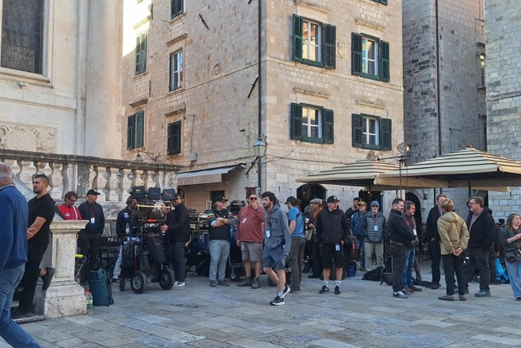 On Set of Outer Banks 4