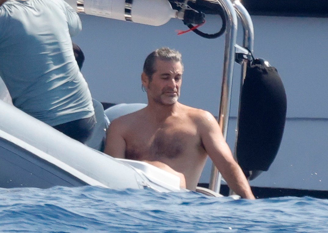 Jennifer Aniston Courteney Cox Pedro Pascal Jim Curtis Yacht Mallorca 10