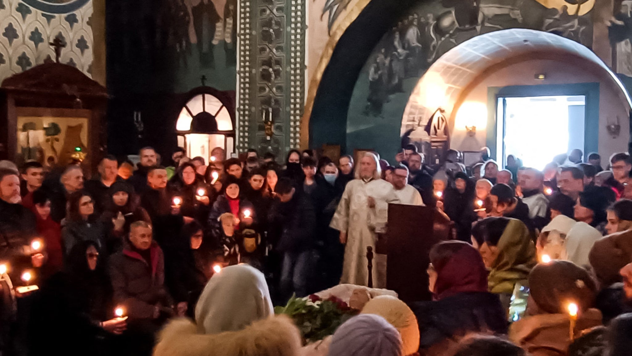 Thousands of Mourners Show Up For Alexei Navalny Funeral, Defy Putin
