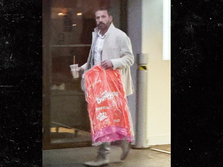 Ben Affleck Dilihat dengan baju olahraga Dunkin 'Dunkings 