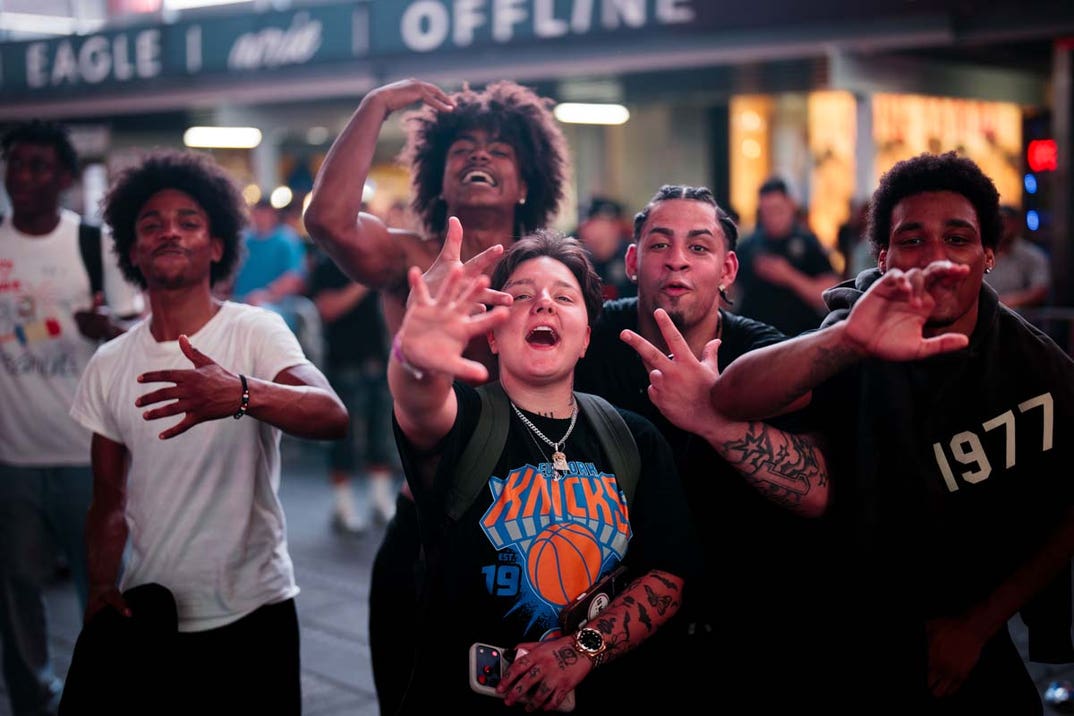 knicks fans celebrate GettyImages-2280358020
