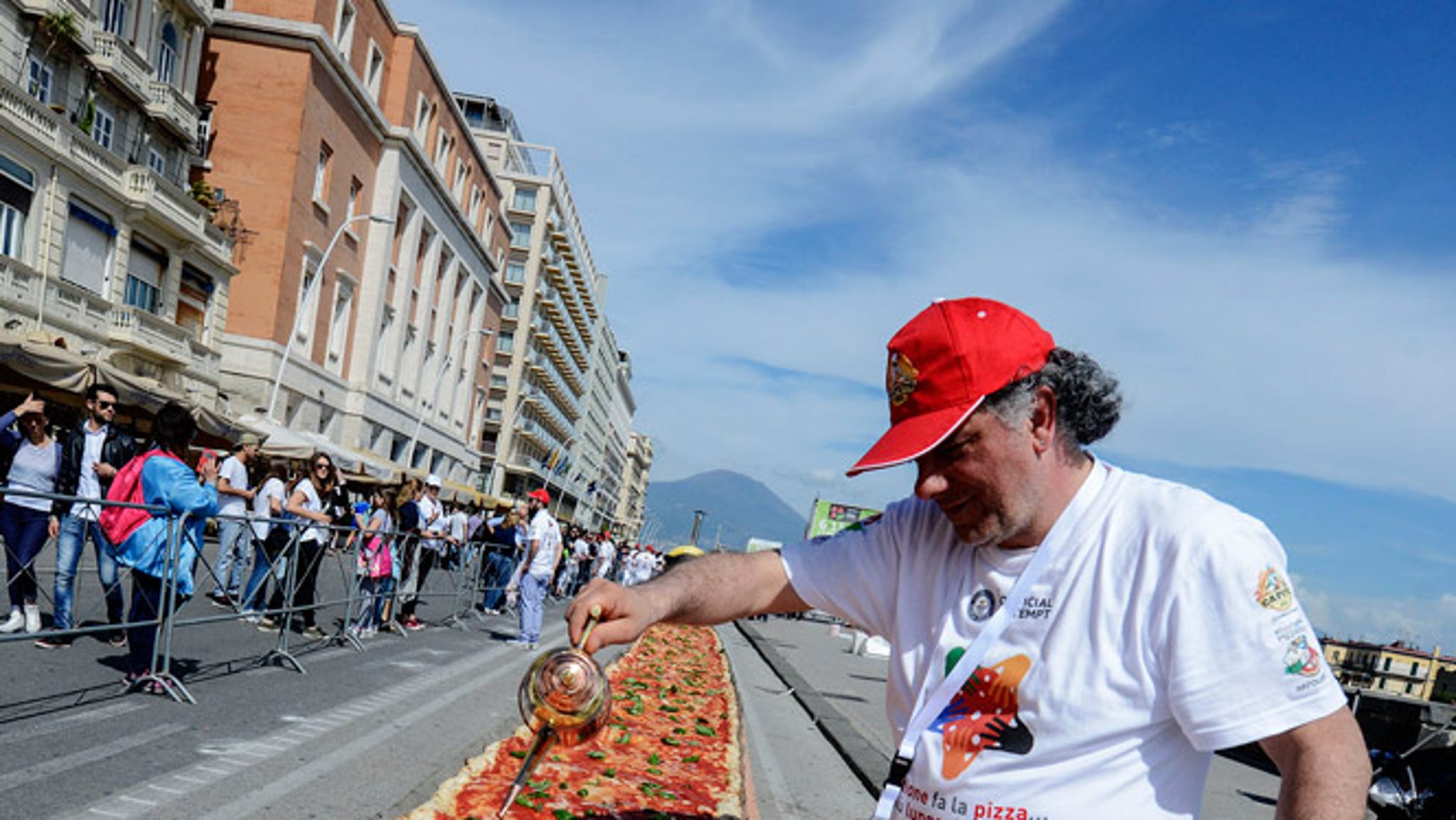 guinness-world-record-for-longest-pizza