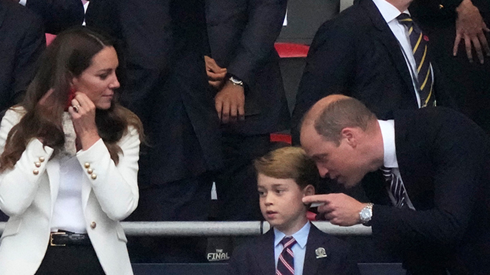 Prins George geniet van de UEFA 2020-voetbalfinale met mama en papa