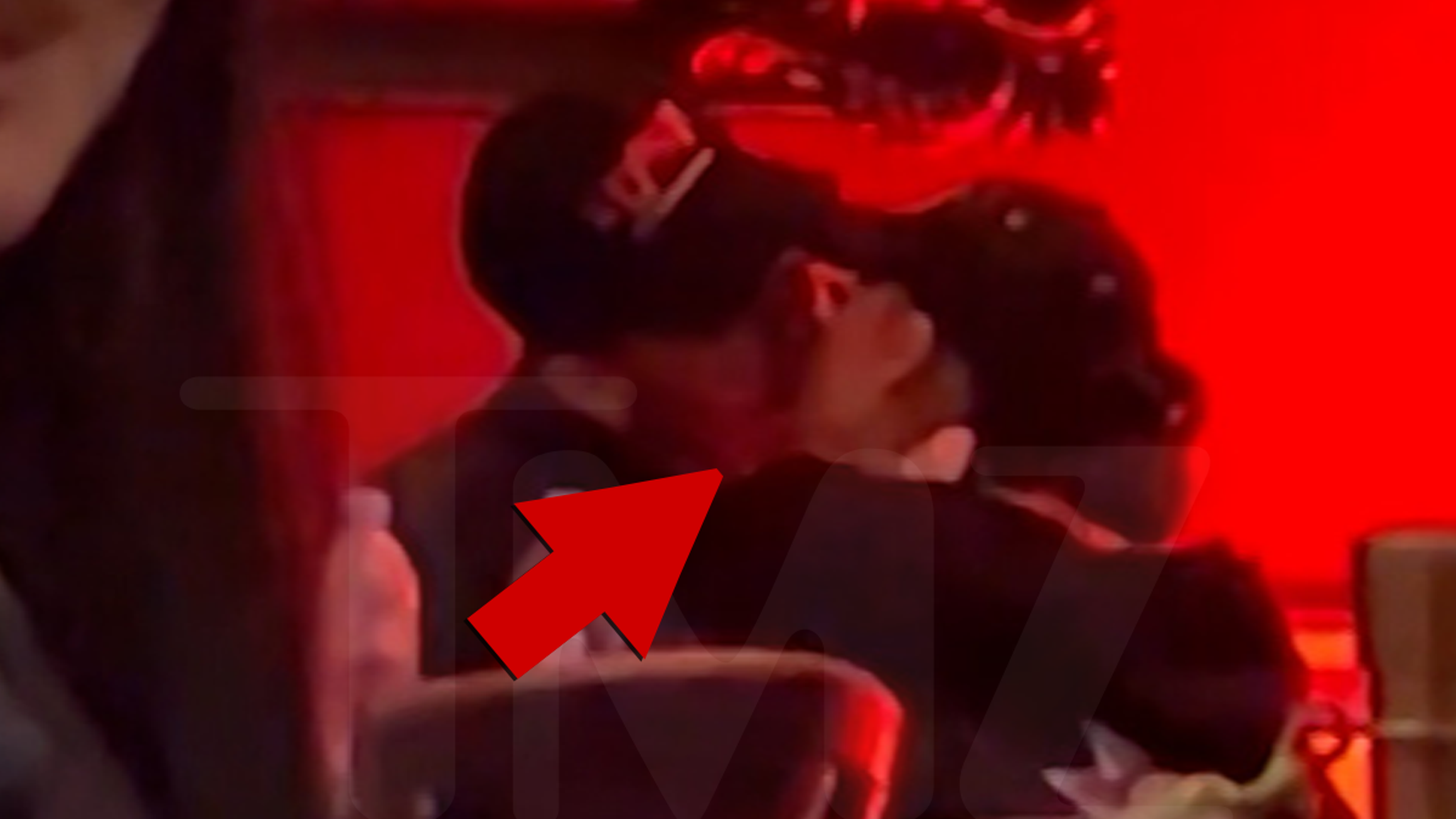 Ariana Grande Passionately Kisses Ricky Alvarez at Universal Studios: Video