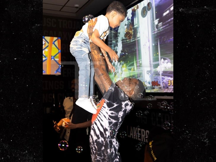 0908-Soulja-Boy-Sons-Birthday-Dave-And-Busters-Sub2