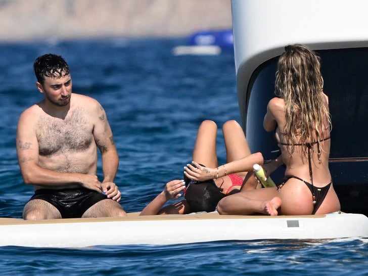0812-Alix-Earle-Stassie-Karanikolaou-Italian-Vacay-Sub1