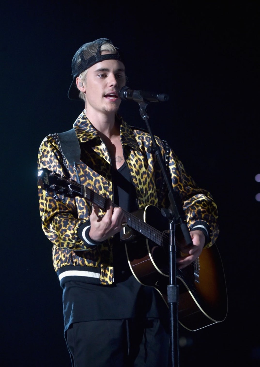 justin bieber performance photos-2-01