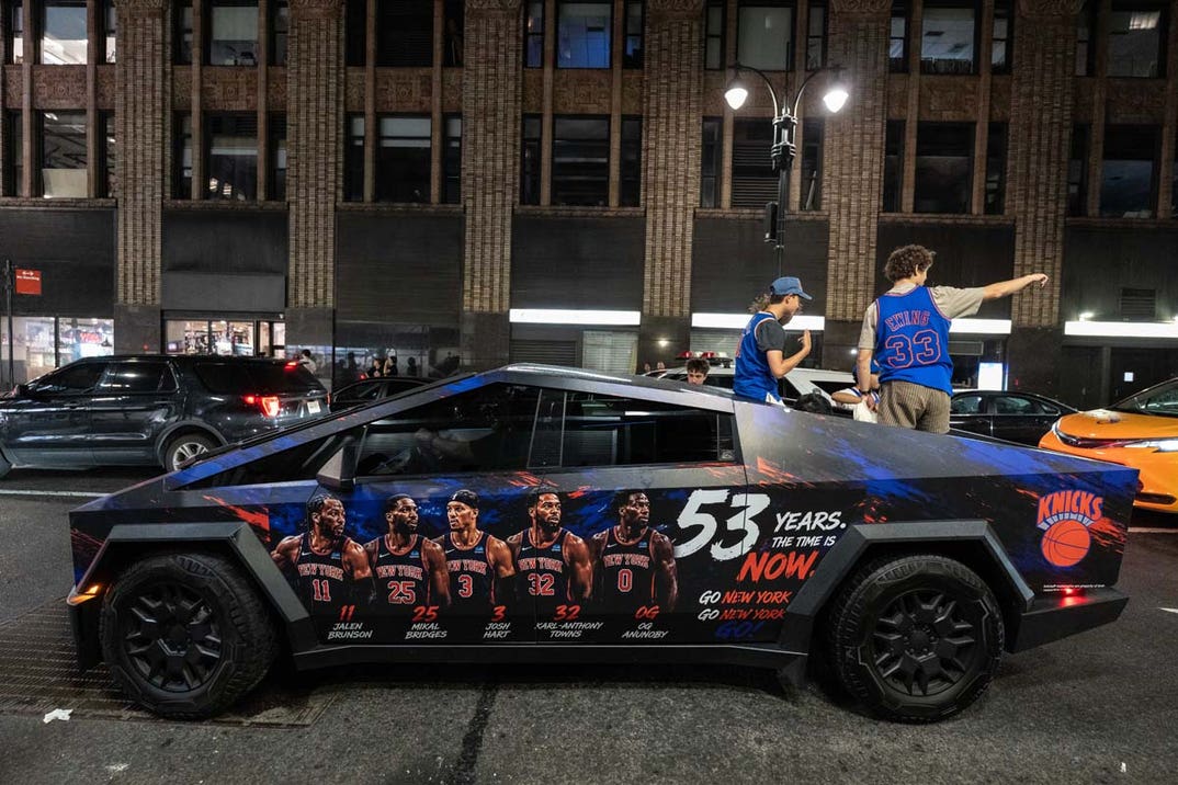 knicks fans celebrate GettyImages-2280357874
