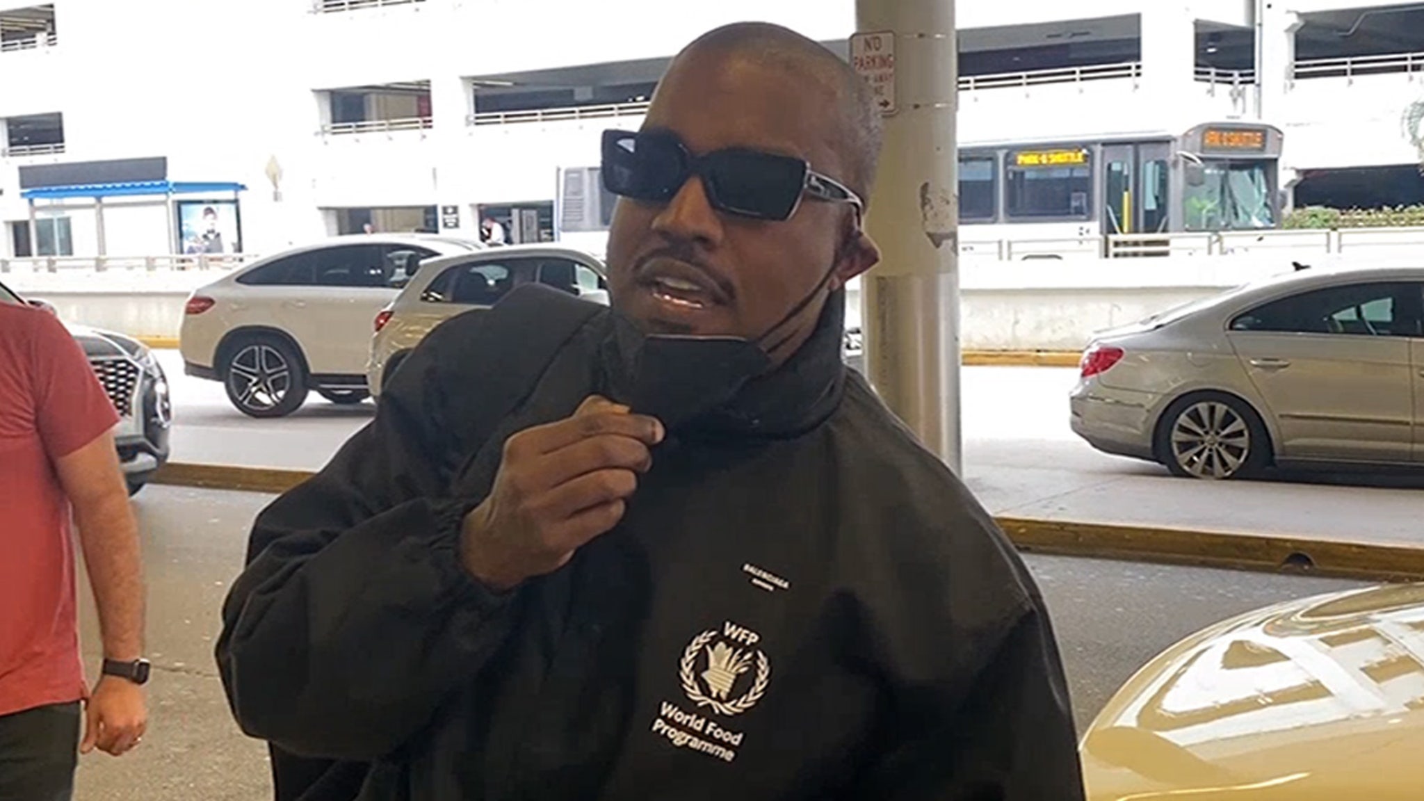 Kanye West Lectures Paparazzi about Milking His Image, Leaves Miami thumbnail