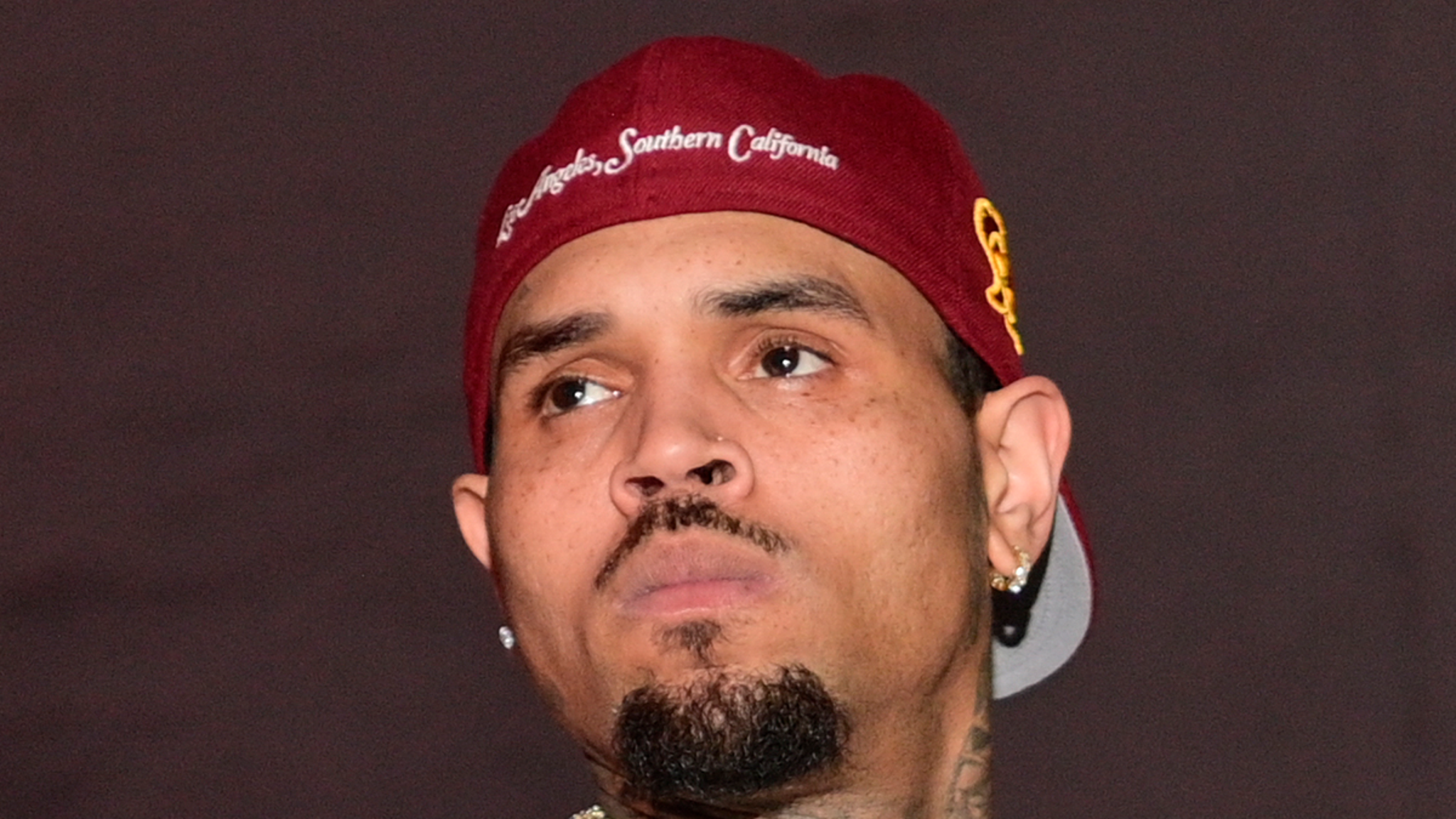 De ex-huishoudster van Chris Brown vraagt de rechter om te voorkomen dat Rapper over vermeende betalingen begint
