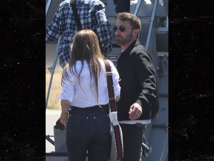 Ben Affleck Jets Off With J Lo & Kids To Celebrate 50th Birthday