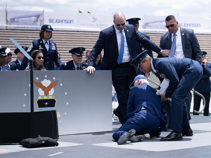 Başkan Joe Biden, Hava Kuvvetleri Mezuniyet Töreni Sırasında Takılıp Sert Düştü