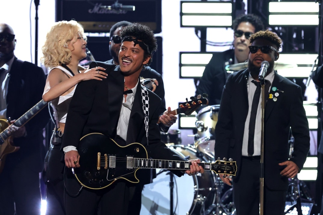 Rosé and Bruno Mars Grammys Performance 8