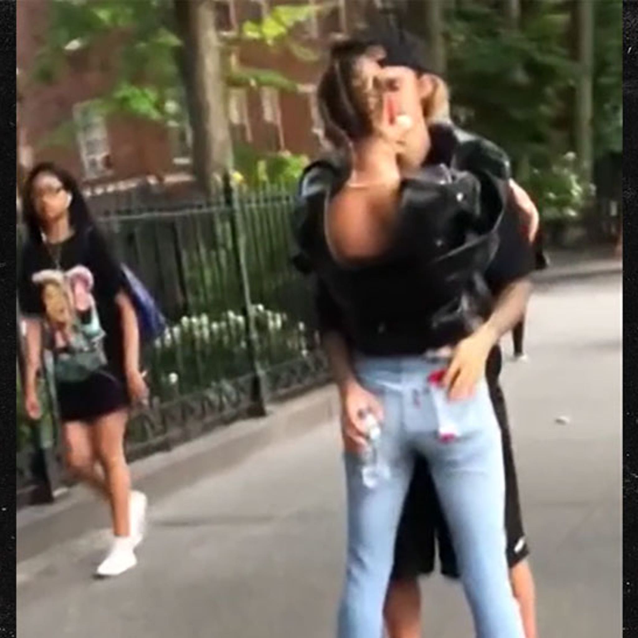 Justin Bieber And Hailey Baldwin Make Out In Nyc Park