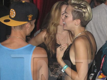 0611_justin_bieber_miley_cyrus_article_wm_tmz