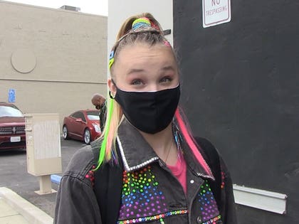 083121-jojo-siwa-primary