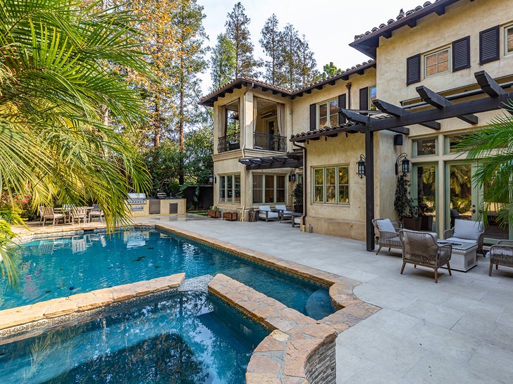 0213-Britney-Spears-Former-Beverly-Hills-Home-Photos-Primary-3