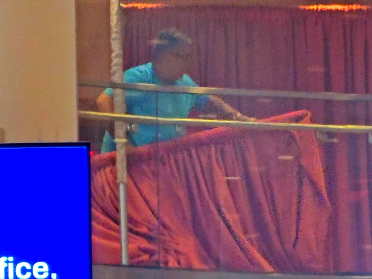 taylor swift travis kelce wedding workers outside msg splash news 2