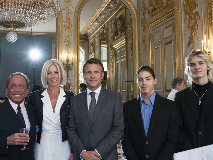 Paul Anka, Fransa Cumhurbaşkanı Emmanuel Macron'dan Fransız Liyakat Nişanı Aldı