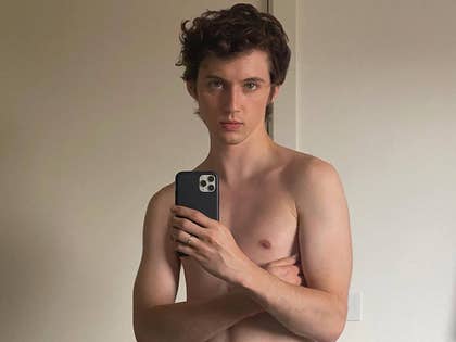 troye sivan hot shots3