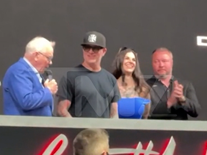 042026_jessie_james_bonnie_rotten_podium_together_primary