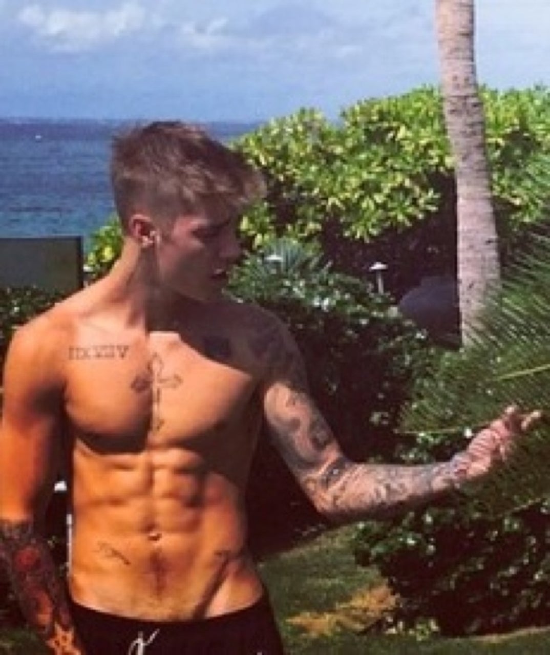 0229_justin_bieber_shirtless11